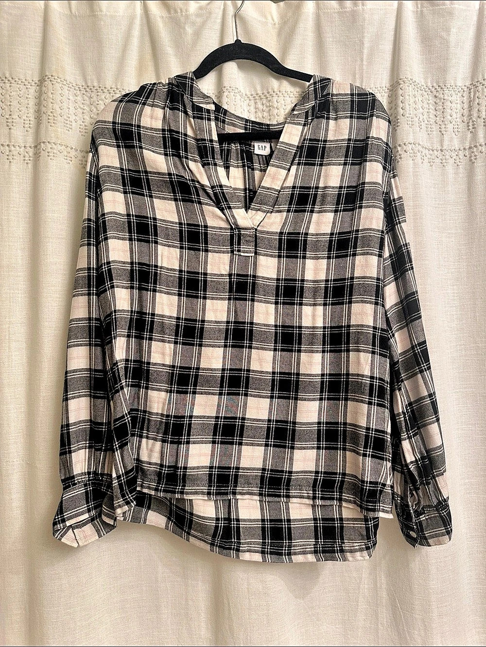 Gap Plaid V-Neck Blouse in Black & Cream Size Large Like New